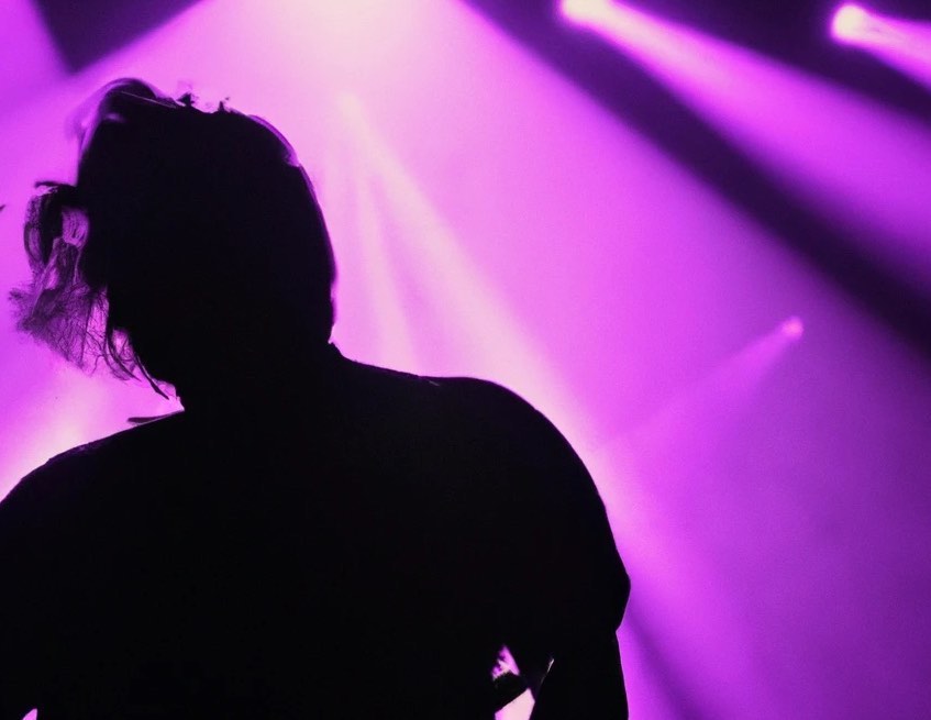 Silhoutte eines Metal-Artists auf lilafarbenem Hintergrund
